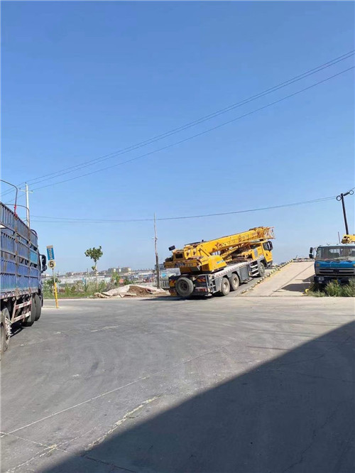 仲巴县25吨吊车的租赁价格大概是多少？