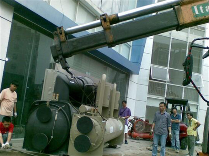 仲巴县随车吊和汽车吊的核心区别是什么？哪种更省钱？