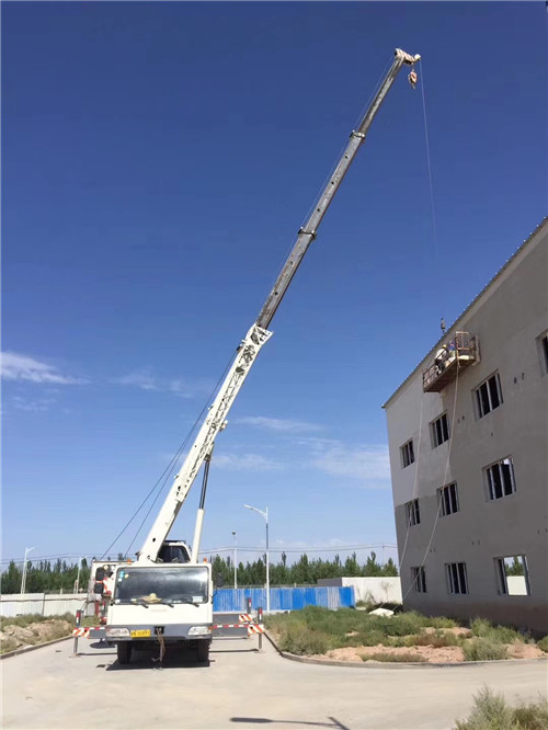 仲巴县“轻装强干”—— 吊车的 “轻量化臂架” 技术